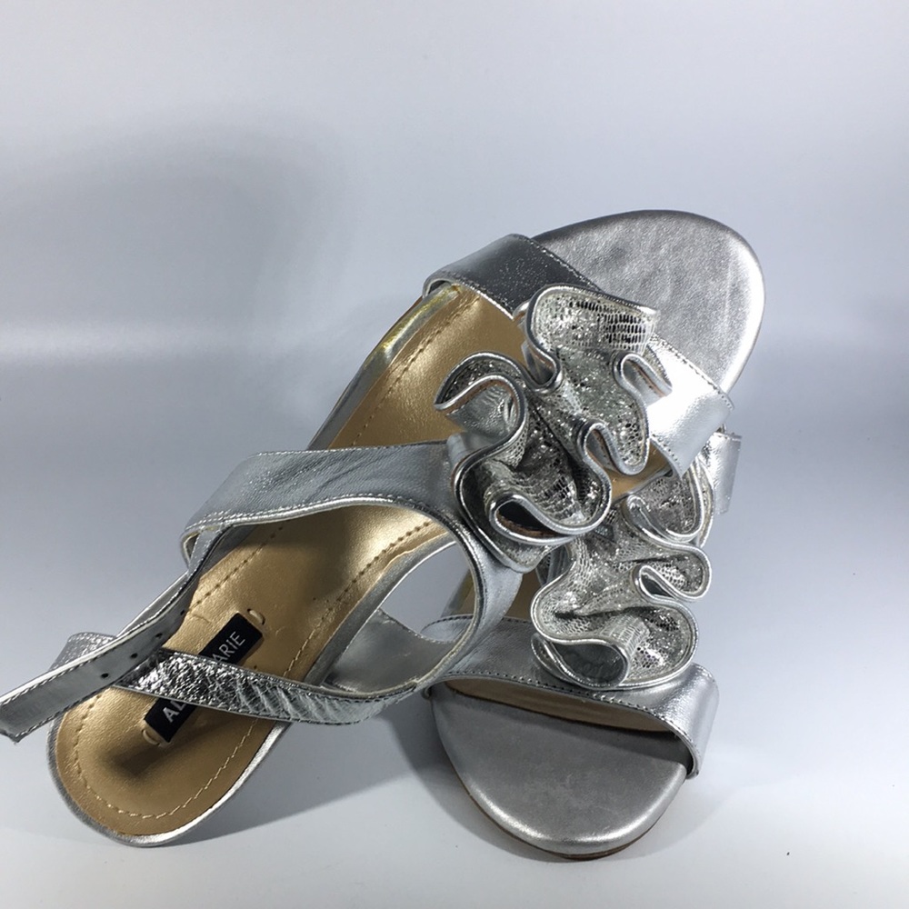 NWOT Alexa Marie Silver Sandals (B2031)